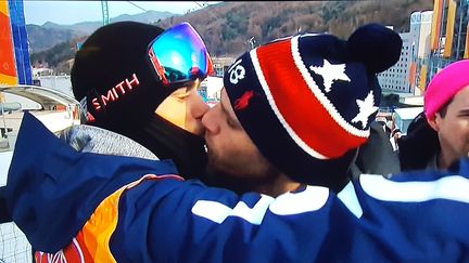 Le champion américain de slopestyle, Gus Kenworthy, embrasse son petit ami après une épreuve,&nbsp;dimanche 18 février 2018, lors des JO de Pyeongchang (Corée du Sud). (GUS KENWORTHY)