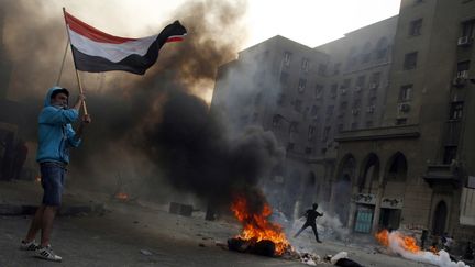 Des &eacute;meutes au centre du Caire, le 6 octobre 2013, entre des militants des Fr&egrave;res musulmans et la police. (MOHAMMED ABDEL MONEIM / AFP)