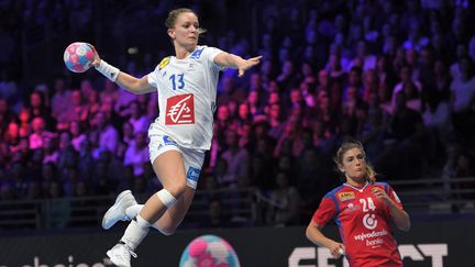 La joueuse française Manon Houette lors du match contre la Serbie, le 12 décembre 2018 à Nantes.&nbsp; (LOIC VENANCE / AFP)