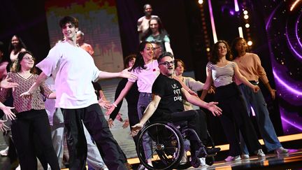 Des danseurs pendant un spectacle avant le début du Téléthon, le 7 décembre 2023 à Saint-Denis (Seine-Saint-Denis). (JULIEN DE ROSA / AFP)