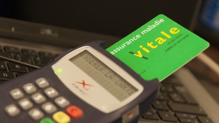 Depuis 2019, les cartes vitales "en double" ont commencé à être automatiquement désactivées jusqu'à ce que leur nombre atteigne 949 en septembre 2022. (SERGE TENANI / HANS LUCAS)