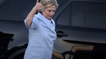 La candidate démocrate Hillary Clinton à l'aéroport de Moline (Illinois, Etats-Unis), le 5 septembre 2016. (BRENDAN SMIALOWSKI / AFP)