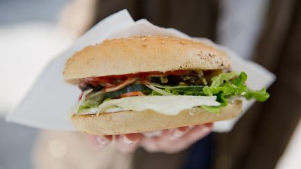 Un burger vegan avec une galette de soja. (DANIEL KARMANN / DPA)