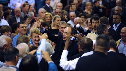 Jean-Fran&ccedil;ois Cop&eacute; entour&eacute; des militants de l'UMP &agrave; Toulouse,&nbsp;le&nbsp;24 octobre 2012. (REMY GABALDA / AFP)