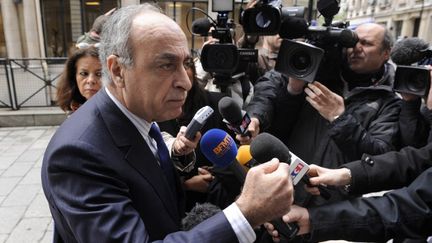 Ziad Takieddine &agrave; la sortie du p&ocirc;le financier du tribunal de grande instance de Paris, le 24 avril 2012.&nbsp; (BERTRAND GUAY / AFP)