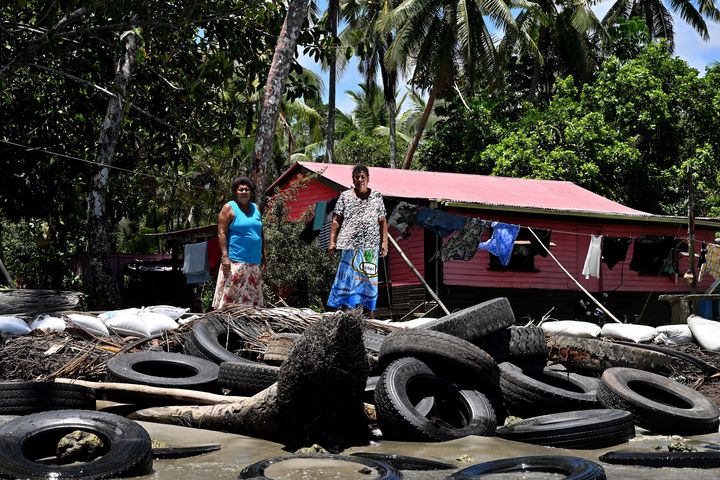 Dans le village de Togoru, aux îles Fidji, les habitants tentent de créer une digue de pneus pour prévenir l'érosion du littoral, le 13 décembre 2022. (SAEED KHAN / AFP)