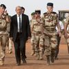 Le ministre de la D&eacute;fense, Jean-Yves Le Drian, rend visite aux troupes fran&ccedil;aises de l'op&eacute;ration Serval au Mali, le 22 septembre 2013, &agrave; Gao (Mali). (JEAN-FRANCOIS D'ARCANGUES / ECPAD / AFP)