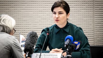 La procureure générale d'Ukraine,&nbsp;Iryna Venediktova, participe à une conférence de presse sur les crimes de guerre dans son pays, à La Haye (Pays-Bas), le 31 mai 2022. (RAMON VAN FLYMEN / ANP MAG / AFP)