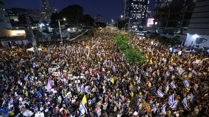 Des milliers d'Israéliens manifestent pour réclamer au gouvernement de conclure un accord sur la libération des otages, à Tel-Aviv, le 2 septembre 2024. (JACK GUEZ / AFP)