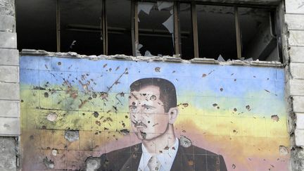 Un portrait cribl&eacute; de balles du pr&eacute;sident syrien Bachar el-Assad sur la fa&ccedil;ade d'une &eacute;cole de police &agrave; Alep (Syrie), le 4 mars 2013. (REUTERS)