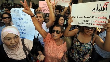 Des femmes manifestent &agrave; Tunis (Tunisie) pour soutenir la jeune femme viol&eacute;e par des policiers et accus&eacute;e d'atteinte &agrave; la pudeur, le 2 octobre 2012. (FETHI BELAID / AFP)