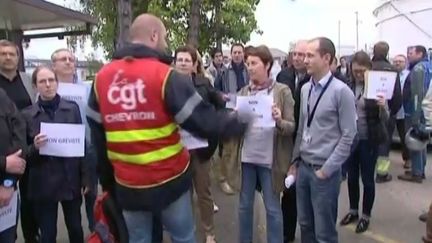 Pénurie de carburants : des non grévistes viennent à la rencontre de ceux qui bloquent les accès