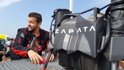 Franky Zapata, l'homme volant, se prépare pour sa dernière démonstration à l'aéroclub du Boulonnais, le 24 juillet à Saint-Inglevert (62), avant sa traversée de la Manche. (MATTHIEU DARRIET / FRANCE-BLEU NORD)