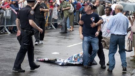 La police sépare partisans et opposants au projet de mosquée à Ground Zero, le 22 août à New York. (AFP - Don Emmert)