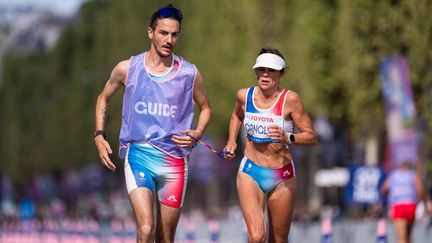 La Française Rosario Gangloff Murcia avec son guide Mathieu Leroux lors du marathon des Jeux paralympiques de Paris, le 8 septembre 2024. (KELLERMAN YONATHAN / AFP)