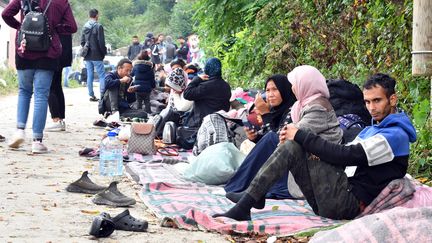 Des migrants d'Asie et d'Afrique ont emprunté la "route des Balkans" et attendent près&nbsp;de Sarajevo en Bosnie-Herzégovine. (ELVIS BARUKCIC / AFP)