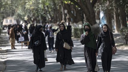 Des étudiantes de l'université de Kaboul (Afghanistan), le 13 octobre 2022. (WAKIL KOHSAR / AFP)