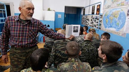 viennent la plupart du temps de milieux militaires. Les parents apprécient le sens de la discipline des cours. Ici, l’enseignant montre à ses élèves un portrait du général Mikhaïl Skobelev, considéré comme un héros de la guerre russo-turque de 1877-1878. (REUTERS / Eduard Korniyenko)