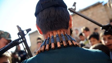 Un soldat de l'Arm&eacute;e syrienne libre monte la garde &agrave; Idlib (Syrie), le 20 f&eacute;vrier 2012. (BULENT KILIC / AFP)