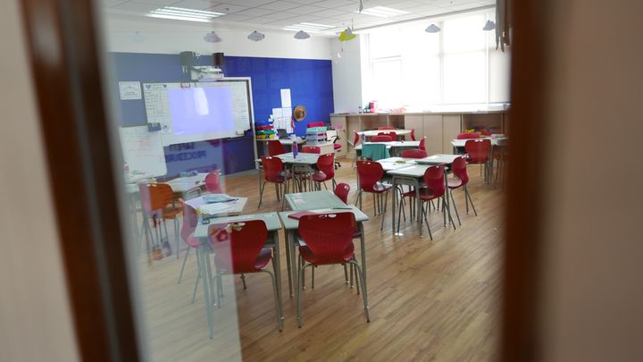 Une salle de classe de l'école française internationale (EFI) de Phnom Penh. L'établissement accueille cette année 163 élèves, de la maternelle à la seconde, dont de nombreux locaux.&nbsp; (EMMANUEL LANGLOIS / FRANCEINFO)