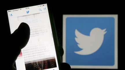 D'ici à deux semaines, Twitter pourrait ne plus inclure les liens et les photos dans le décompte des 140 signes au-delà desquels l'envoi d'un tweet est impossible. (REGIS DUVIGNAU / REUTERS)