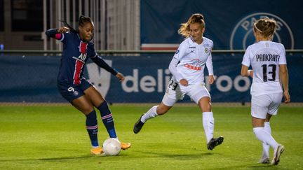 Marie Antoinette Katoto (Paris Saint Germain) et Morgane Nicoli (Montpellier Herault Sport Club) lors de la rencontre entre Paris et Montpellier le 10 octobre&nbsp;2020.&nbsp; (MELANIE LAURENT / A2M SPORT CONSULTING / AFP)