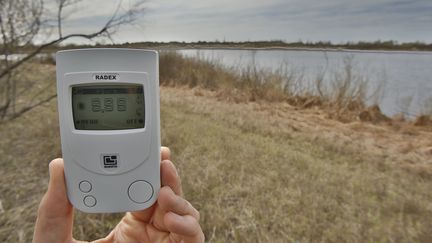 Un compteur Geiger sur le site de Tchernobyl en Ukraine, le 1er décembre 2016. (PHOTO D'ILLUSTRATION) (FABIEN BRUGGMANN / BIOSPHOTO)