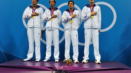 Les Fran&ccedil;ais&nbsp;Clement Lefert, Yannick Angnel, Amaury Leveaux and Fabien Gilot sur le podium du 4x100 m nage libre, le 29 juillet 2012 aux JO de Londres.&nbsp; (CHRISTOPHE SIMON / AFP)