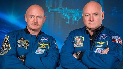 Photo diffusée par la Nasa des frères jumeaux astronautes Scott (à droite) et Mark Kelly.&nbsp; (ROBERT MARKOWITZ / NASA)