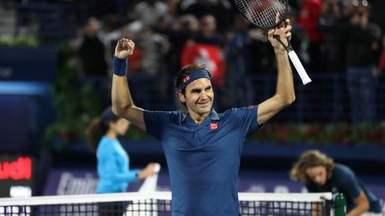 Roger Federer fête sa victoire au tournoi de Dubaï, le 2 mars 2019, face à Stefanos Tsitsipas. (AHMED JADALLAH / REUTERS)