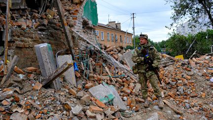 Un soldat ukrainien, dans la région de Kharkiv (Ukraine), le 29 août 2022. (ABDULLAH UNVER / ANADOLU AGENCY / AFP)