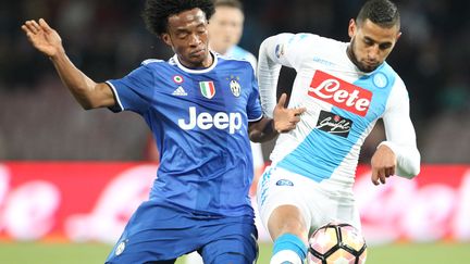 Le Turinois Cuadrado à la lutte avec le Napolitain Ghoulam lors du choc de Serie A (CARLO HERMANN / AFP)