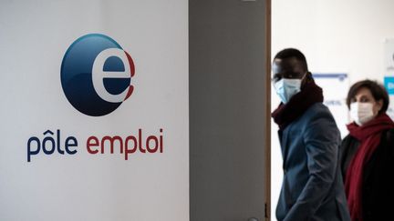 Une agence Pôle emploi, à Bordeaux, le 8 février 2022. (PHILIPPE LOPEZ / AFP)