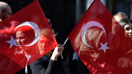 Porte de Brandebourg, des Turcs attendent la visite d'Etat du président Erdogan à Berlin. (JOHN MACDOUGALL / AFP)