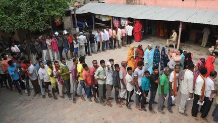 Voters wait for their turn to vote, at the polling booth in Mathurapur, in the Khagaria parliamentary constituency, in Bihar, India, on May 7, 2024. (RANJEET KUMAR / THE TIMES OF INDIA / AFP)