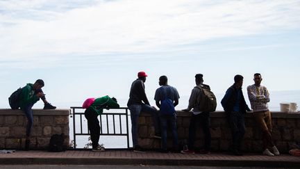 Des hommes tentent de traverser la frontière entre Vintimille (Italie) et Menton (Alpes-Maritimes), le 9 août 2023. (IBRAHIM EZZAT / ANADOLU AGENCY / AFP)