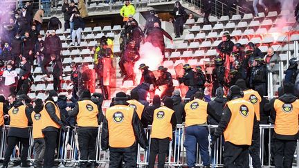 Des débordements ont eu lieu dans les tribunes du stade Charléty, conduisant à l'interruption définitive de la rencontre opposant le Paris FC à l'Olympique Lyonnais dans le cadre des 32e de finale de la Coupe de France, le 17 décembre 2021. (BERTRAND GUAY / AFP)