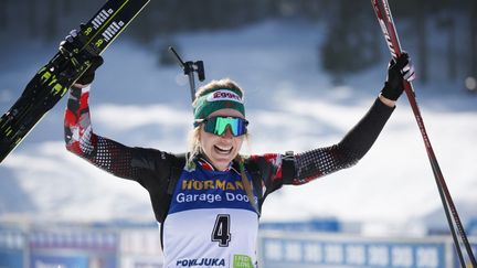 Lisa Theresa Hauser remporte la première mass start de sa carrière et devient championne du monde de la spécialité.  (ANZE KACIN / AFP)