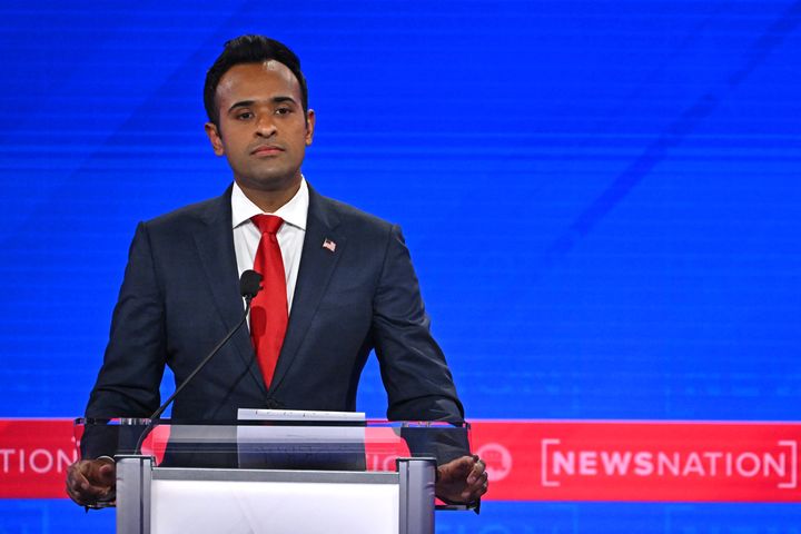 L'entrepreneur Vivek Ramaswamy durant le quatrième débat des primaires du Parti républicain, le 6 décembre 2023, à Tuscaloosa (Alabama, Etats-Unis). (JIM WATSON / AFP)