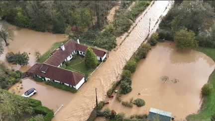 Le niveau d'alerte rouge pour les crues a été déclenché, mardi 7 novembre, dans le Pas-de-Calais. L'eau est montée dans plusieurs communes.