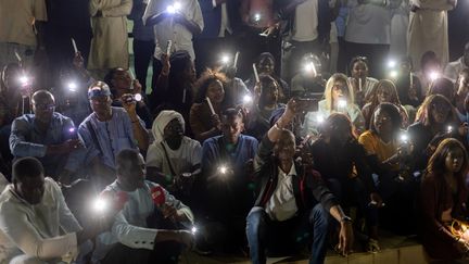 Des journalistes manifestent pour la liberté de la presse à Dakar au Sénégal, le 12 février 2024. (JEROME FAVRE / EPA / MAXPP)