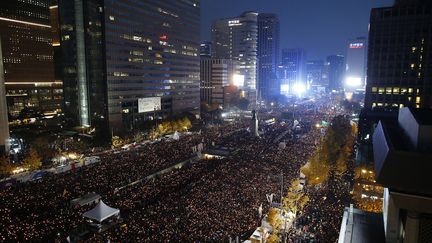 Des centaines de milliers de Sud-Coréens défilent dans les rues de Séoul pour réclamer la destitution de leur présidente, samedi 12 novembre 2016. (KIM HONG-JI / AFP)