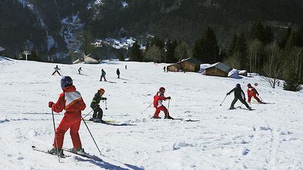 Des enfants en classe de neige à Sixt-Fer-à-Cheval en Haute-Savoie (photo d'illustration). (MOUILLAUD RICHARD / MAXPPP)