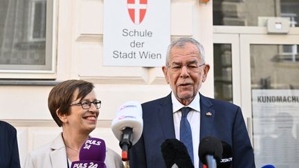 Le président autrichien,&nbsp;Alexander Van der Bellen, et sa femme à Vienne (Autriche), le 9 octobre 2022, lors de l'élection présidentielle. (JOE KLAMAR / AFP)