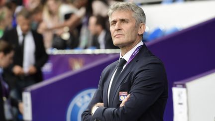 L'entraîneur Gérard Prêcheur, alors coach de l'OL, attend le coup d'envoi de la finale de&nbsp;la Ligue des champions féminine entre Lyon et le Paris Saint-Germain à Cardiff (Royaume-Uni), le 1er juin 2017. (JAVIER SORIANO / AFP)