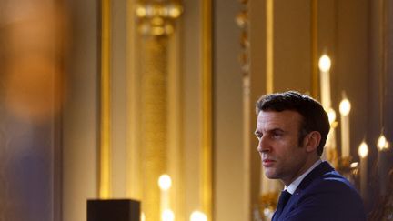 Emmanuel Macron prononce un discours à l'occasion du 60e anniversaire de&nbsp;la signature des accords d'Evian, le 19 mars 2022 au palais de l'Elysée. (GONZALO FUENTES / AFP)