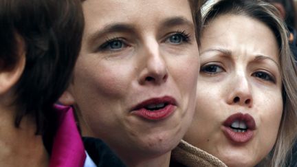 La militante f&eacute;ministe Cl&eacute;mentine Autain (&agrave; gauche) et l'&eacute;crivaine Tristane Banon participent &agrave; une manifestation contre les violences faites aux femmes samedi 5 novembre 2011 &agrave; Paris. (FRANCOIS GUILLOT / AFP)