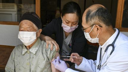 Une personne âgée se fait vacciner contre le Covid-19 au Japon, le 21 avril 2021. (KAZUHIRO NOGI / AFP)