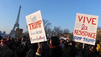 Des participants à la Marche des femmes organisée au lendemain de l'investiture de Donald Trump à Paris le 21 janvier 2017. (ALAIN JOCARD / AFP)