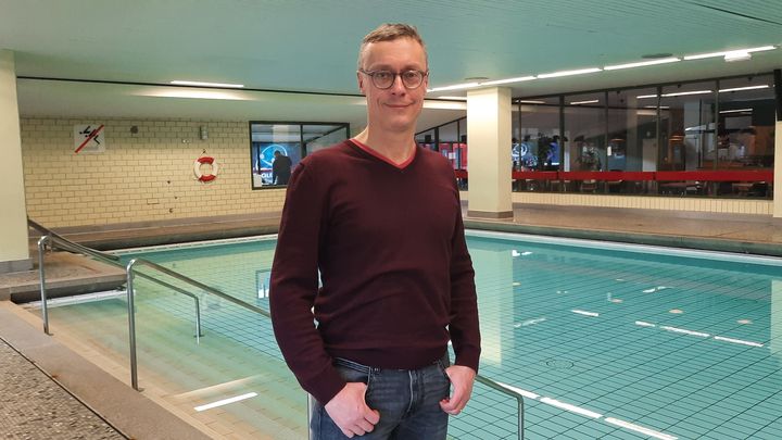 Matthias Oloew, le porte-parole de la société des bains de Berlin, à la piscine de Schöneberg. (SEBASTIEN BAER / RADIO FRANCE)